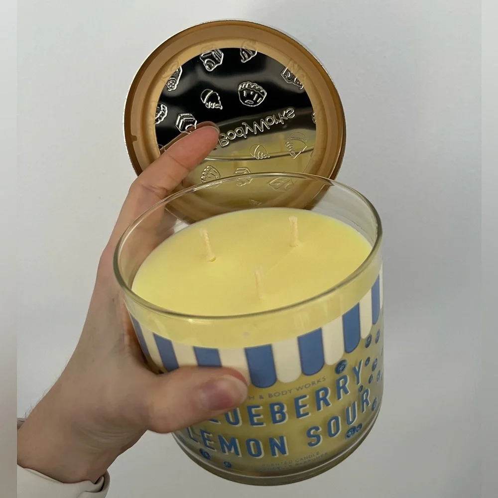 Bath & Body Works Blueberry Lemon Sour Candle - Yellow and Blue - Picture 4 of 4
